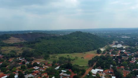 Luftaufnahme-über-Dem-Hügel-Südtag-Bewölkt-Paraguay