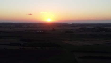 Drohne-Fliegt-Zum-Sonnenuntergang,-Mit-üppiger-Grüner-Bauernlandschaft-Auf-Dem-Boden,-In-Snedsted