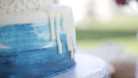 Wedding-cake-with-drips-of-frosting