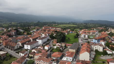 Schöne-Drohnenperspektive-Von-Colombres-In-Asturien-Mit-Roten-Dächern-Und-Der-Wunderschönen-Landschaft