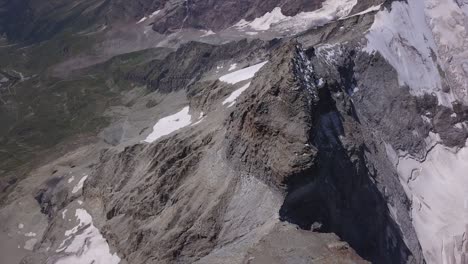 Terreno-Accidentado-Y-Peligrosas-Condiciones-De-Escalada-Del-Enfoque-Lion-Ridge-Al-Matterhorn