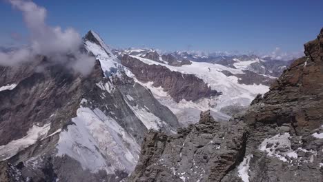 Atemberaubende-Weitsicht-Auf-Schneebedeckte-Gipfel-Und-Täler-Der-Alp