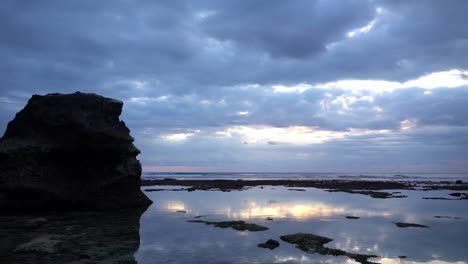 Tarde-Tranquila-Y-Nublada-En-La-Playa-De-Suluban,-Bali,-Indonesia-3