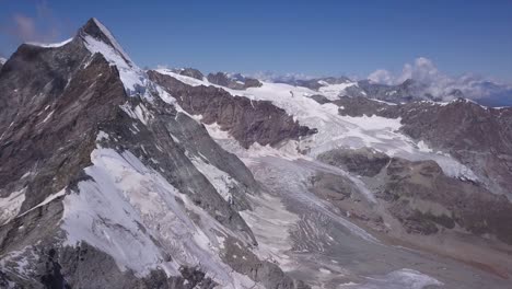 Luftaufnahme-Von-Der-Drohne-Des-Löwenkamms-Auf-Dem-Berg-Cervino,-Der-Zum-Berühmten-Gipfel-Des-Matterhorns-Führt