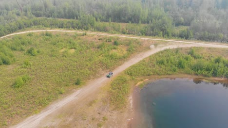 4K-Drohnenvideo-Des-Geländewagens,-Der-An-Sommertagen-Durch-Das-Erholungsgebiet-Tanana-Lake-In-Fairbanks,-Ak,-Fährt-5
