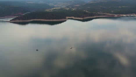 Calm-Waters-Of-The-Lake-With-Boats-And-Reflections-At-Flaming-Gorge-Reservoir,-Wyoming,-USA---aerial-drone-shot