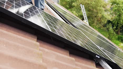 Installation-Von-Sonnenkollektoren-Auf-Dachhäusern