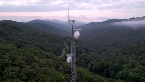 Torre-De-Comunicaciones-Con-Platos-De-Microondas-Cerca-De-Boone-Nc,-Carolina-Del-Norte
