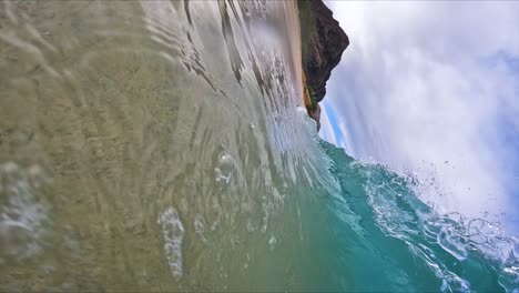 Shore-Break-Meereswellen,-Die-Auf-Den-Sandstrand-In-Hawaii-Stürzen,-Vertikal