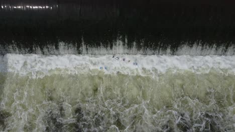 Un-Río-De-Agua-Que-Corre-Está-Contaminado-Con-Basura