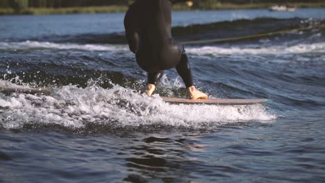 Surfer,-Der-Longboard-In-Welle-Mit-Querschritt-Surft-Und-Welle-Berührt