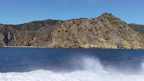 Catalina-Island-shoreline-from-the-water-ferry-with-boat-and-wake