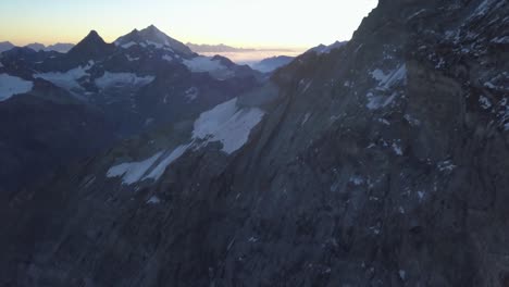 Steile-Schroffe-Felswand-Des-Mont-Cervin,-Berg-Cervino,-Bei-Mit-Sonnenaufgang-Am-Horizont