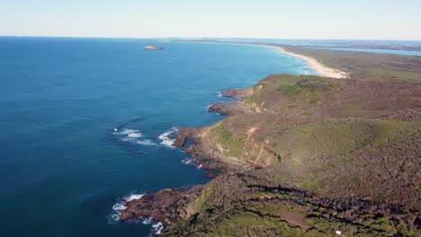 Drohne-Luftaufnahme-Von-Buschland-Szenische-Landschaft-Landschaft-Birdie-Strand-Zentrale-Küste-Pazifischer-Ozean-Landspitze-Natur-Reisen-Tourismus-Nsw-Australien-4k
