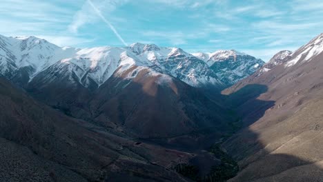 Luftaufnahmen-Von-Schneebedeckten-Bergen-In-Den-Ausläufern-Des-Nördlichen-Chiles---In-Der-Nähe-Der-Chellepin-Mine-In-Salamanca,-Chile