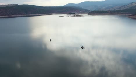 Barcos-De-Pescadores-En-Aguas-Tranquilas-Del-Embalse-De-Flaming-Gorge,-Utah,-Estados-Unidos