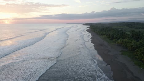 Hohe-Luftaufnahme-über-Den-Pazifischen-Ozean-Und-Die-Brandung-Am-Sandstrand-Von-Playa-Bandera-In-Costa-Rica