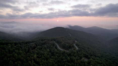 Sonnenaufgang-Aus-Der-Luft-über-Den-Blue-Ridge-Mountain-Club-In-Der-Nähe-Von-Blowing-Rock-And-Boone-Nc,-North-Carolina
