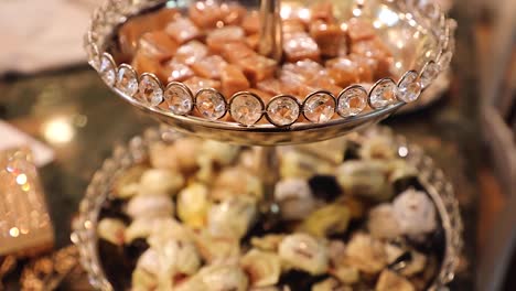 Caramel-displayed-on-a-platter