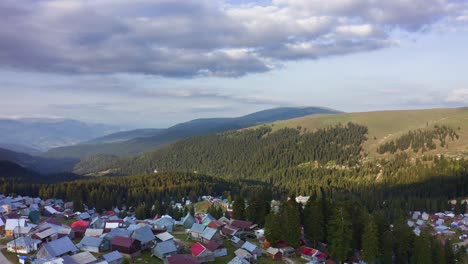 Drohnenflug-über-Zahlreichen-Dorfhäusern-Im-Bergigen-Adjara,-Beshumi,-Georgia