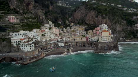 Epische-Luftaufnahme-Der-Stadt-Amalfi-In-Süditalien,-Schwarzer-Sandstrand-An-Der-Küste-Des-Tyrrhenischen-Meeres