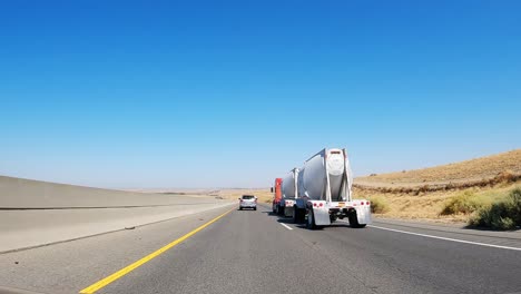Fahrt-Entlang-Des-California-Highway-58-An-Der-Ausfahrt-General-Beale-Road-In-Der-Mojave-Wüstenlandschaft