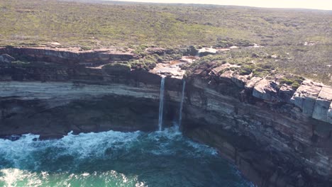 Drohne-Luftlandschaftsaufnahme-Des-Königlichen-Nationalparks-Wasserfall-Flusssystem-Reise-Tourismus-Natur-Curracurrong-Falls-Sydney-Nsw-Australien-4k