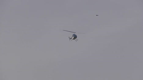 Hubschrauber-Fliegt-An-Bewölktem-Tag-Vorbei