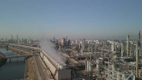 Oil-Refinery-in-Los-Angeles