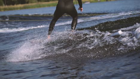 Surfer,-Der-Longboard-In-Welle-Mit-Querschritt-In-Zeitlupe-Surft