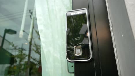 Schwarze-Moderne-Fingerabdruck-Scan-Tür,-Nahaufnahme,-Keine-Menschen-1