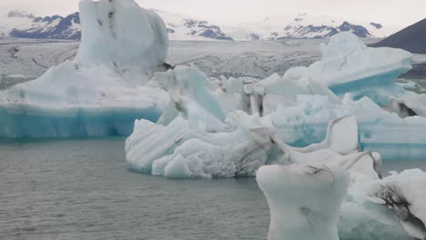 Laguna-Glaciar-En-Islandia-Con-Una-Bandeja-De-Cierre-De-Izquierda-A-Derecha-De-Trozos-De-Hielo