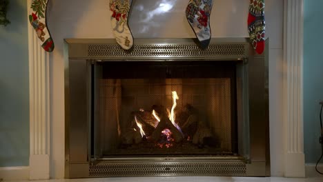 Weihnachtssocken-Hängen-über-Dem-Brennenden-Warmen-Kamin-Im-Innenraum