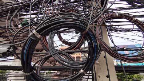 Enredo-De-Cables-En-Un-Poste-De-Electricidad,-De-Cerca,-Al-Aire-Libre