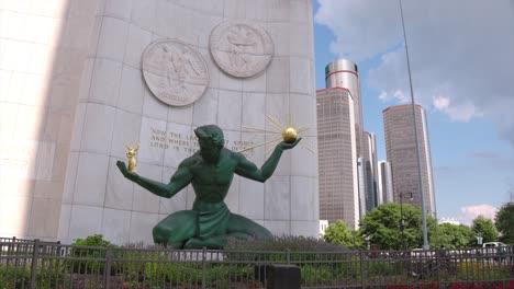 4k-view-or-the-'Spirit-of-Detroit'-monument-in-Detroit,-Michigan-2