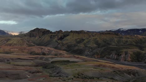 Montañas-En-Islandia---Laugavegur-Trail-4k-Imágenes-De-Drones