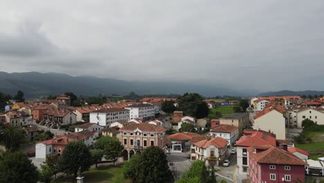 Ciudad-De-Colombres-En-Asturias-Con-Una-Vista-Ascendente-De-Drones-Sobre-La-Ciudad