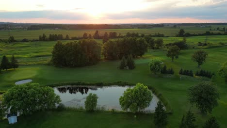 Schöner-Golfplatz-Auf-Dem-Land-Bei-Goldenem-Sonnenuntergang