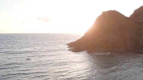 Touristenkajak-In-Der-Nähe-Der-Insel-Mokulua-An-Einem-Sonnigen-Morgen-In-Oahu,-Hawaii