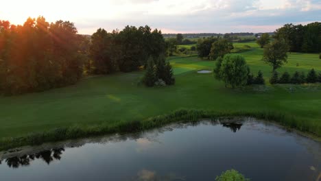 Schöne-Drohnenaufnahme-Eines-Großen-Grünen-Golfplatzes-Bei-Sonnenuntergang-In-Kanada
