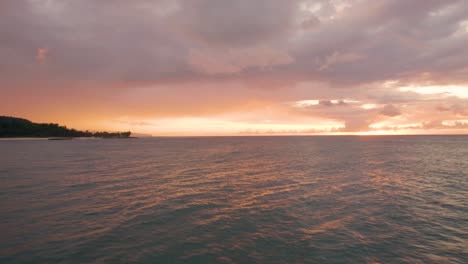 Drohnenflug-über-Einem-Bemerkenswerten-Surfspot-An-Der-Nordküste-Von-Oahu-In-Hawaii-Bei-Einem-Dramatischen-Sonnenuntergang