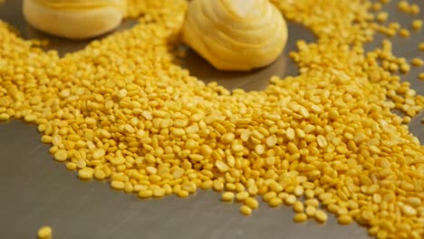 Gelbes-Chinesisches-Gebäck-Und-Mungbohne-Schälen-Auf-Dem-Tisch,-Nahaufnahme