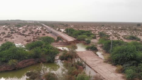 Vista-Aérea-De-Drones-De-La-Carretera-Dañada-Por-Inundaciones-En-Una-Parte-Rural-Remota-En-Baluchistán