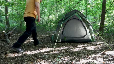 Touristenmann,-Der-Das-Zelt-Auf-Einem-Campingplatz-Im-Wald-Anpasst