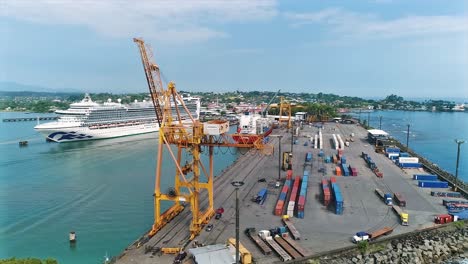 Angedocktes-Kreuzfahrtschiff-In-Der-Nähe-Des-Hafenterminals-In-Puerto-Limon-In-Der-Karibik-In-Costa-Rica