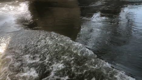 Friedlicher-Wasserstrom,-Der-An-Einem-Sonnigen-Tag-Unter-Einer-Brücke-Fließt
