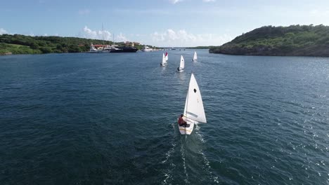 Drohne-Fliegt-über-Segelboote,-Die-Auf-Der-Karibik-Des-Offenen-Wassers-Segeln