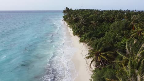 Entspannende-Strandszene-Sommerferienziel,-Malediven.-Drohnenansicht