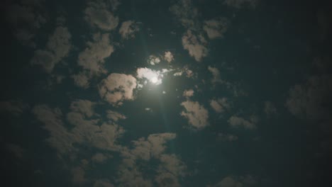 Nubes-Moviéndose-Rápidamente-Y-Cambiando-De-Forma-Con-Luna-Llena-En-El-Cielo-Nocturno