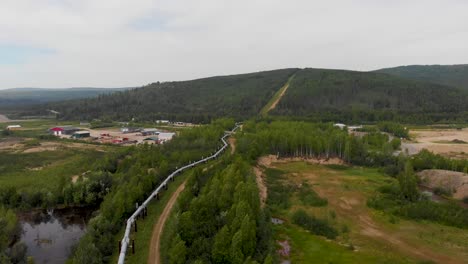 4K-Drohnenvideo-Der-Trans-Alaska-Pipeline,-Die-Unter-Der-Fahrbahn-In-Fairbanks,-Ak,-An-Einem-Sonnigen-Sommertag-Kreuzt-1
